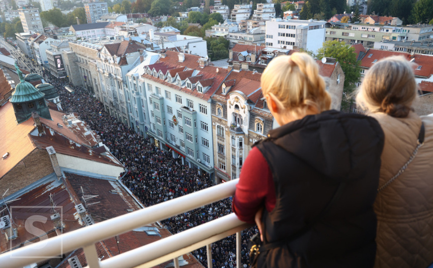 Grad koji voli odaje počast Halidu Bešliću: Više od 15.000 građana ispred Vječne vatre