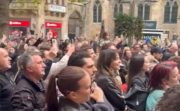 "Romanija" i "Miljacka" odjekuju Dortmundom: Veliki broj ljudi odao počast Halidu Bešliću