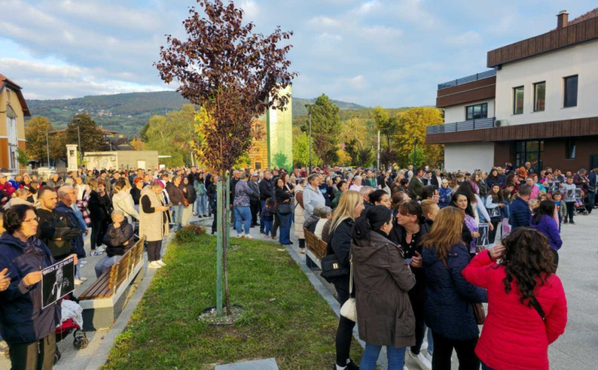 Emotivno okupljanje građana u Brezi u čast Halida Bešlića: Pamte se njegovi humanitarni koncerti