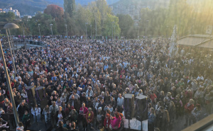 Hiljade Zeničana se emotivnim okupljanjem oprostilo od Halida Bešlića