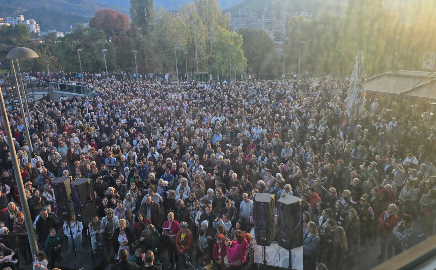 Hiljade Zeničana se emotivnim okupljanjem oprostilo od Halida Bešlića