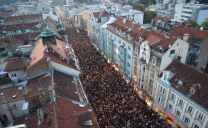 Da se naježiš: 20.000 ljudi zapjevalo je "Romaniju" u čast Bešliću ispred Vječne vatre