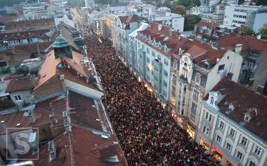 Da se naježiš: 20.000 ljudi zapjevalo je "Romaniju" u čast Bešliću ispred Vječne vatre