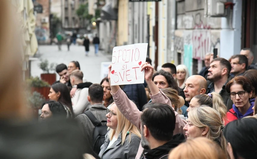 "Spojio si svijet": Hiljade Beograđana pjevale hitove Halida Bešlića u Skadarliji