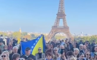 Emocije širom svijeta: Pariz se oprostio od Halida Bešlića, zavijorila se i bh. zastava