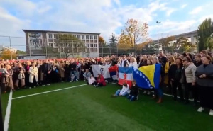 Prizor u Stuttgartu: Zastave BiH, Srbije i Jugoslavije viore dok građani pjevaju za Halida Bešlića