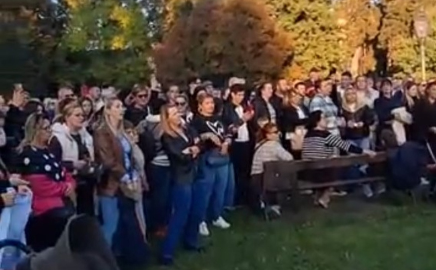 Spontano okupljanje prepuno emocija: U Grazu se pjevalo i plakalo u čast Halida Bešlića