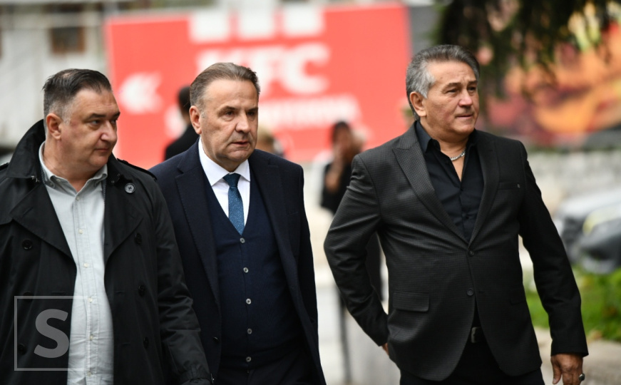 Suze na licima pjevača, političara, ljekara: Pogledajte ko je došao na komemoraciju Halidu Bešliću