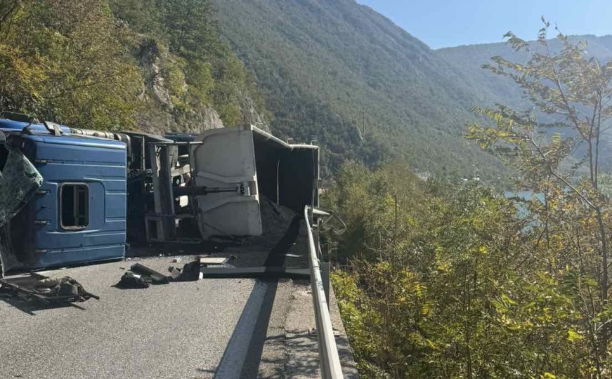 Na putu Jablanica - Mostar: Prevrnuo se kamion, saobraćaj se odvija otežano