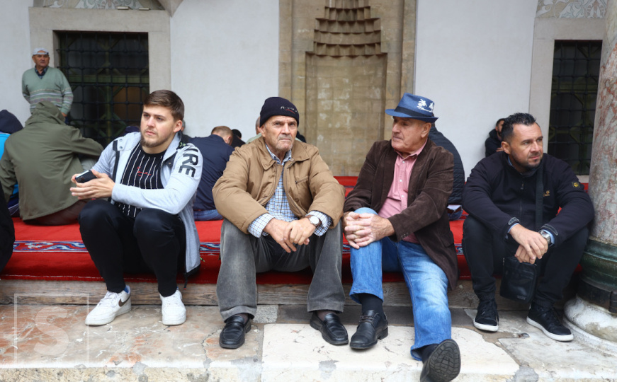 Ispraćaj Halida Bešlića: Građani pristižu u harem Gazi Husrev-begove džamije uoči dženaze velikanu