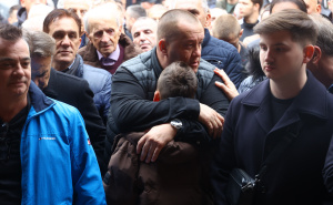 Klanjana dženaza Halidu Bešliću: Hiljade građana ispred Begove džamije oprostilo se od legende