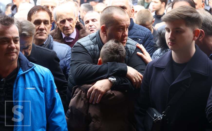 Klanjana dženaza Halidu Bešliću: Hiljade građana ispred Begove džamije oprostilo se od legende