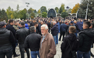 Posljednji oproštaj od legende: Gužva na Barama, iščekuje se dolazak povorke s Halidovim tijelom