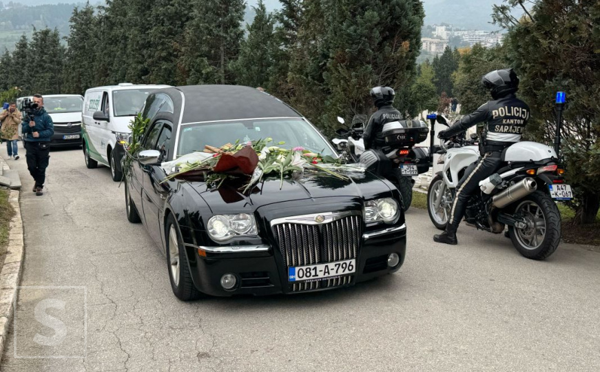 Tabut Halida Bešlića stigao na Bare, dočekale ga hiljade građana