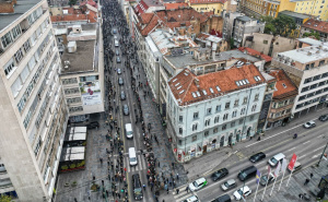 Veličanstven ispraćaj: Masa ljudi u suzama pratila tabut s tijelom Halida Bešlića, pogledajte