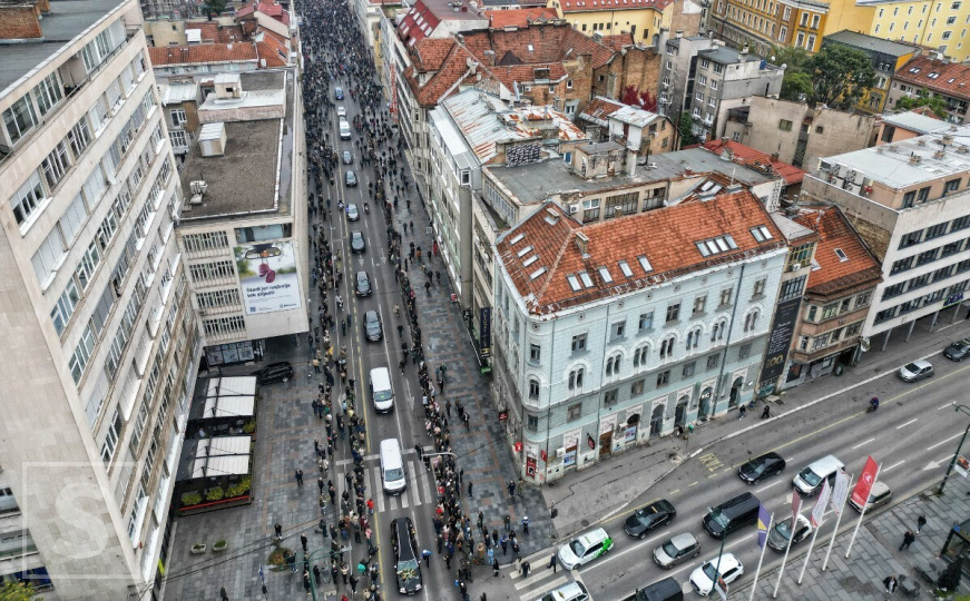Veličanstven ispraćaj: Masa ljudi u suzama pratila tabut s tijelom Halida Bešlića, pogledajte