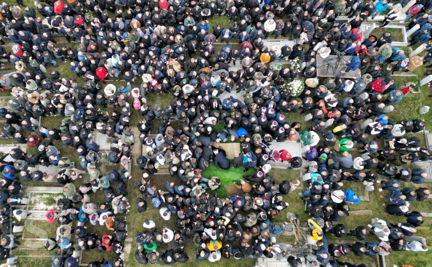 Vječno počivalište Halida Bešlića: Nakon dženaze obavljen ukop legendarnog pjevača na Barama