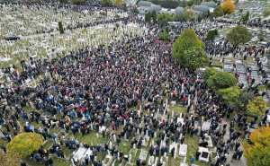 Pogledajte kako je izgledala dženaza i ukop Halida Bešlića na Barama iz zraka