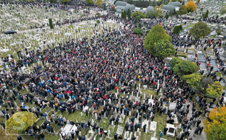 Pogledajte kako je izgledala dženaza i ukop Halida Bešlića na Barama iz zraka