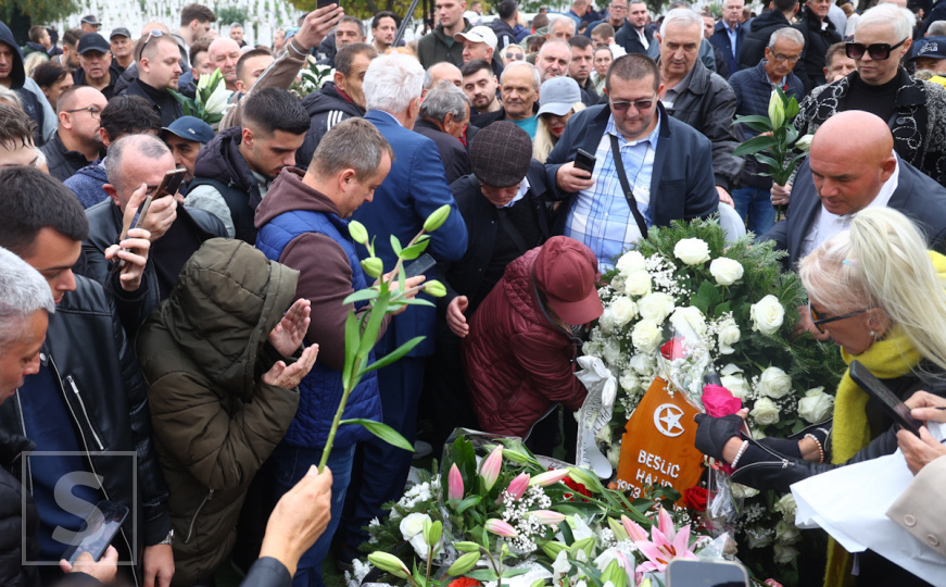 Tišina, suze i bol: Položeno cvijeće na mezar Halida Bešlića