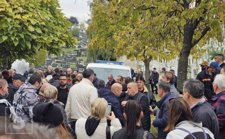 Sinu Halida Bešlića prilazili ljudi da izraze saučešće, on rekao: "Neka ih, nije mi problem"