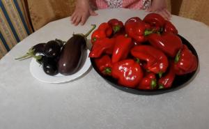 Pripremate zimnicu? Domaćica podijelila genijalan trik za brzo guljenje paprika