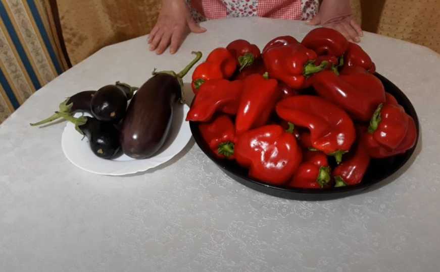 Pripremate zimnicu? Domaćica podijelila genijalan trik za brzo guljenje paprika