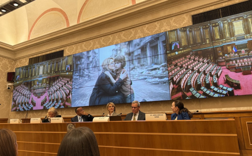 Priča o odrastanju u opkoljenom Sarajevu: Knjiga Aide Kamber promovisana pred državnim vrhom Italije