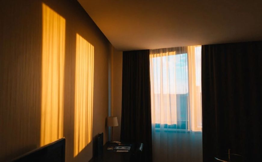 Uštedite svoj teško zarađeni novac: Kako da ugrijete prostoriju uz pomoć zavjesa?