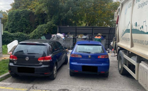 Neodgovorni vozači i nepropisno parkirana vozila ometaju radnike KJKP RAD da isprazne kontejnere