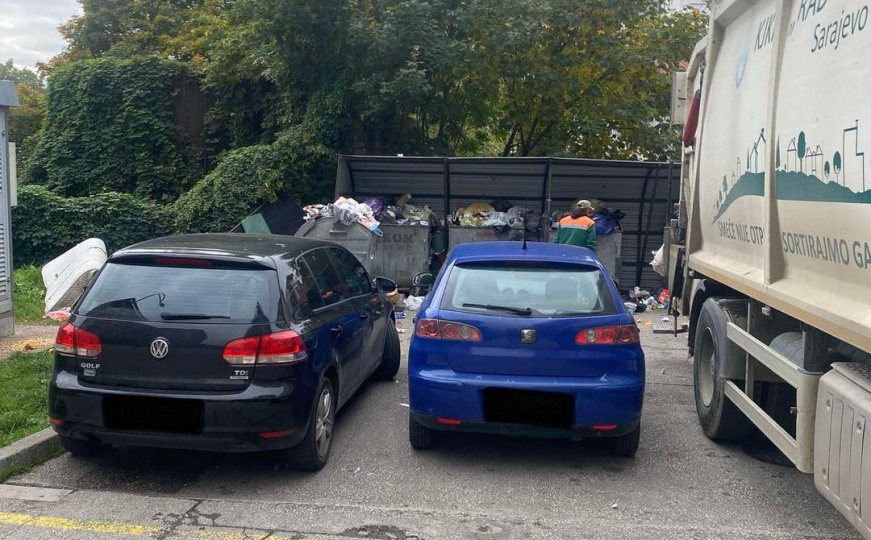 Neodgovorni vozači i nepropisno parkirana vozila ometaju radnike KJKP RAD da isprazne kontejnere