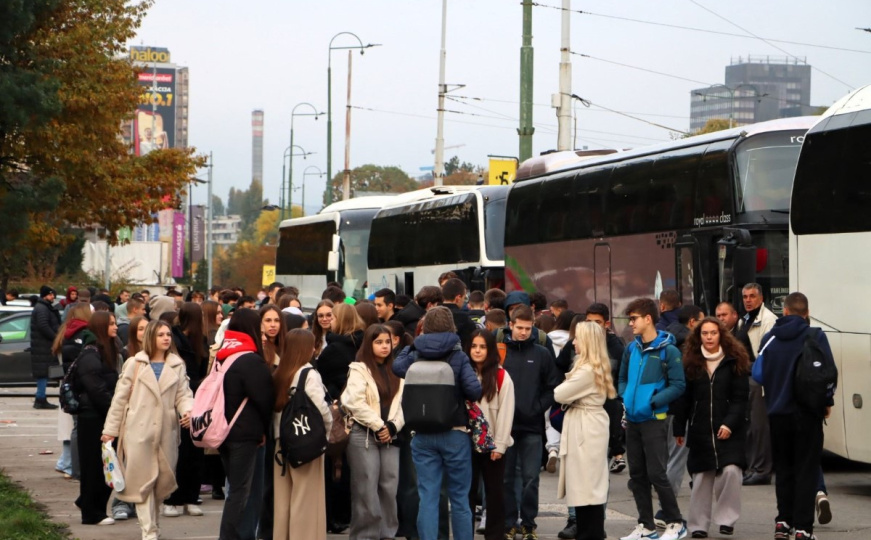 Njegovanje kulture sjećanja: Hiljade učenika iz Kantona Sarajevo u posjeti Potočarima