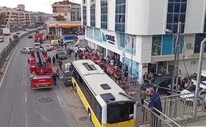 Strašna nesreća u Istanbulu: Autobus udario u stanicu punu putnika, više povrijeđenih