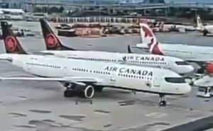 Gužva na pisti: Boeing 737 Max se sudario s dva aviona dok se parkirao