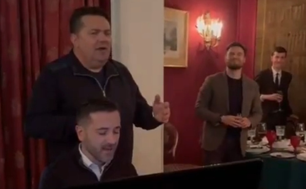 Kad Bosanac ode u Rusiju pa uz klavir pjeva pjesme o Srbiji: Pogledajte 'nastup' Nenada Stevandića