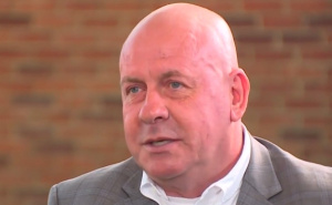 Skandal 'trese' Washington: U uredu kongresmena otkrivena zastava sa kukastim krstom