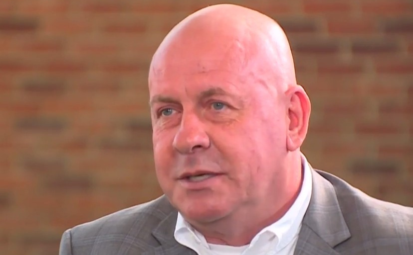 Skandal 'trese' Washington: U uredu kongresmena otkrivena zastava sa kukastim krstom