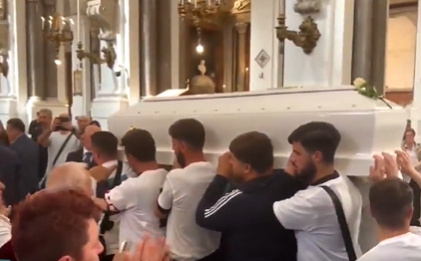 Palermo obavijen tugom: Cijeli grad na pogrebu 21-godišnjaka, ljudi se gurali da poljube lijes