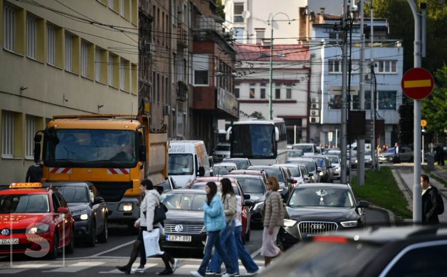 Vozač u Sarajevu dobio kaznu od 1.500 KM zbog prevoženja putnika putem aplikacije Aeroo
