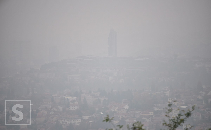 Ponovo zagađen zrak u Sarajevu: Glavni grad prekrio smog, pogledajte fotografije