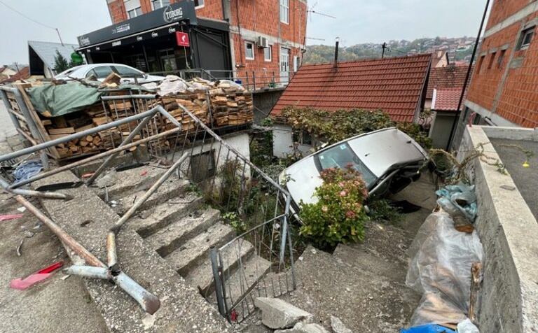 Težak udes u BiH: Automobil probio ogradu i završio u dvorištu kuće