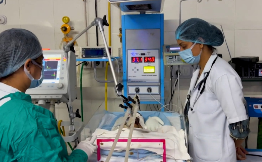 Tragičan kraj priče koja je potresla svijet: Preminula beba koju su u Indiji našli zakopanu u zemlji