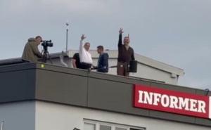 Protesti ispred Vučićeve televizije: Urednik dizao tri prsta i puštao Baju Malog Knindžu