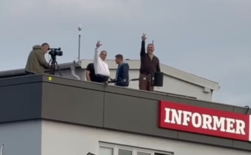 Protesti ispred Vučićeve televizije: Urednik dizao tri prsta i puštao Baju Malog Knindžu