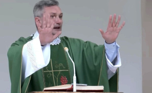 Fratar iz Širokog Brijega kritikovao mlade: "Mater mu pegla, ćaća plača račune, a on ide na kafu"