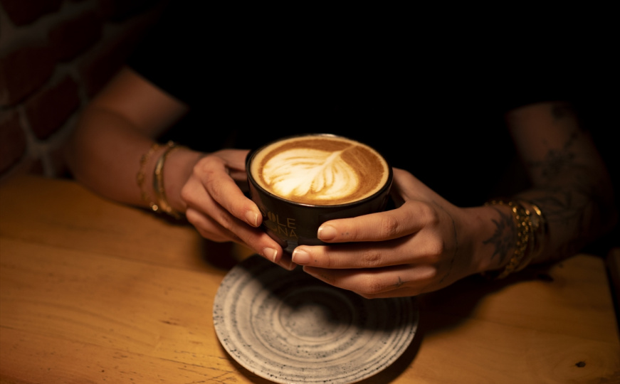 Pijete kafu svako jutro na prazan stomak? Možda biste trebali prestati, ovo su rizici po zdravlje