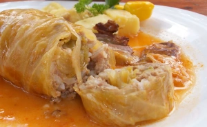 Okusi tradicije: Sada je pravo vrijeme za sarmu, a ovako se pravilno savija i priprema