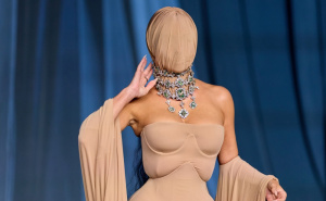 Bizaran outfit Kim Kardashian: Pojavila se na gala večeri s maskom preko cijelog lica