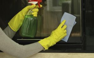 Zaboravite na skupa sredstva: Najbolja i najjeftinija metoda za čišćenje prozora