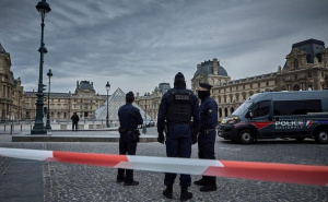 Pojavio se snimak filmske pljačke u Louvreu: Sve trajalo oko četiri minute, pobjegli skuterima